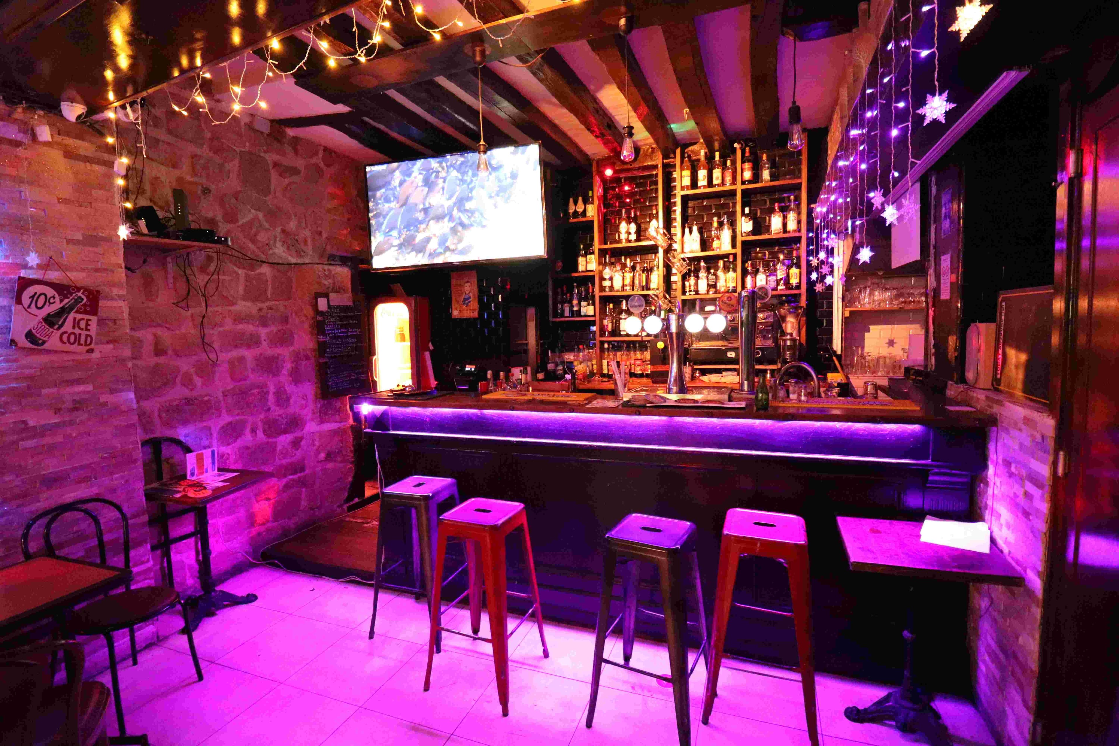 Le Holiday Bar