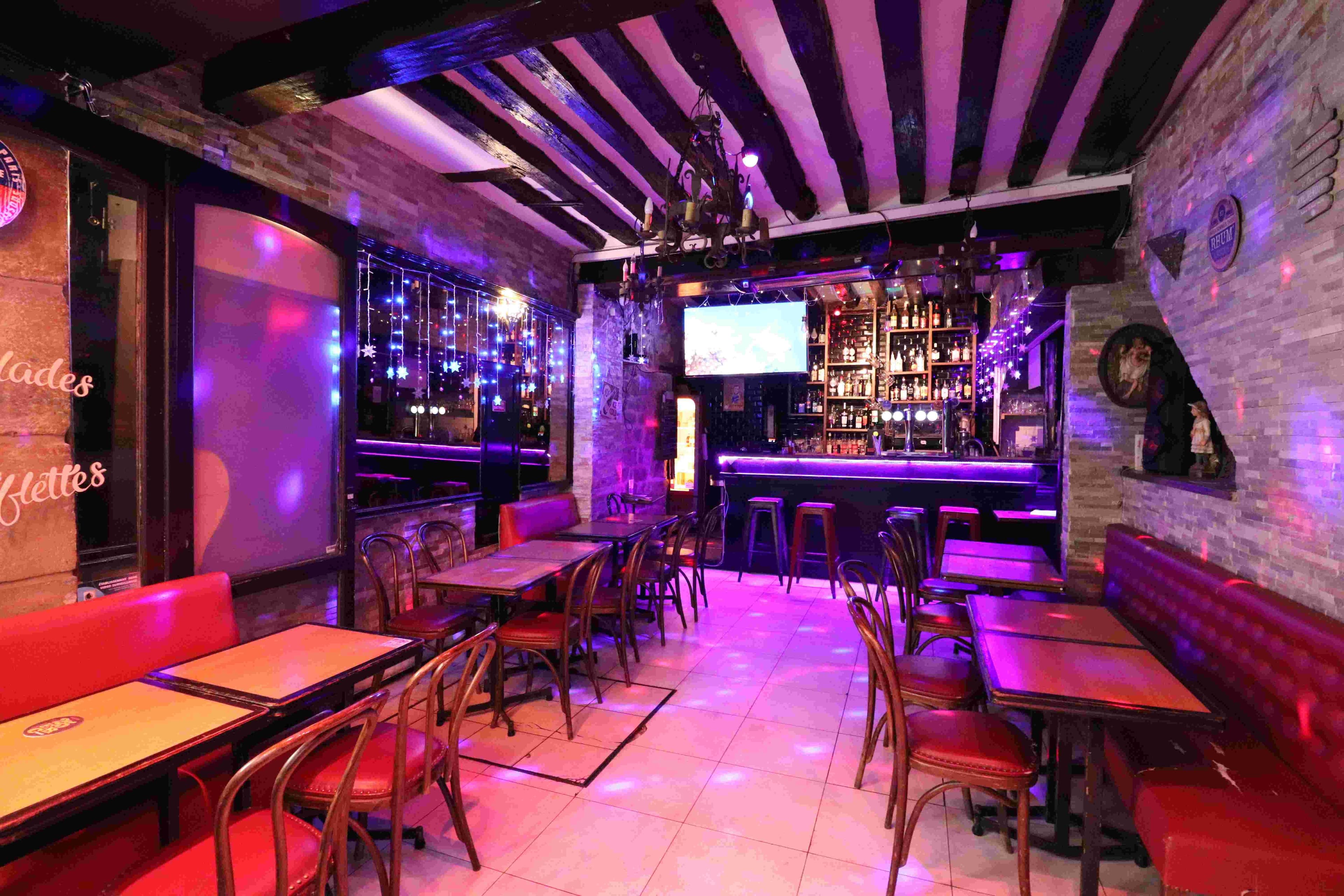 Le Holiday Bar