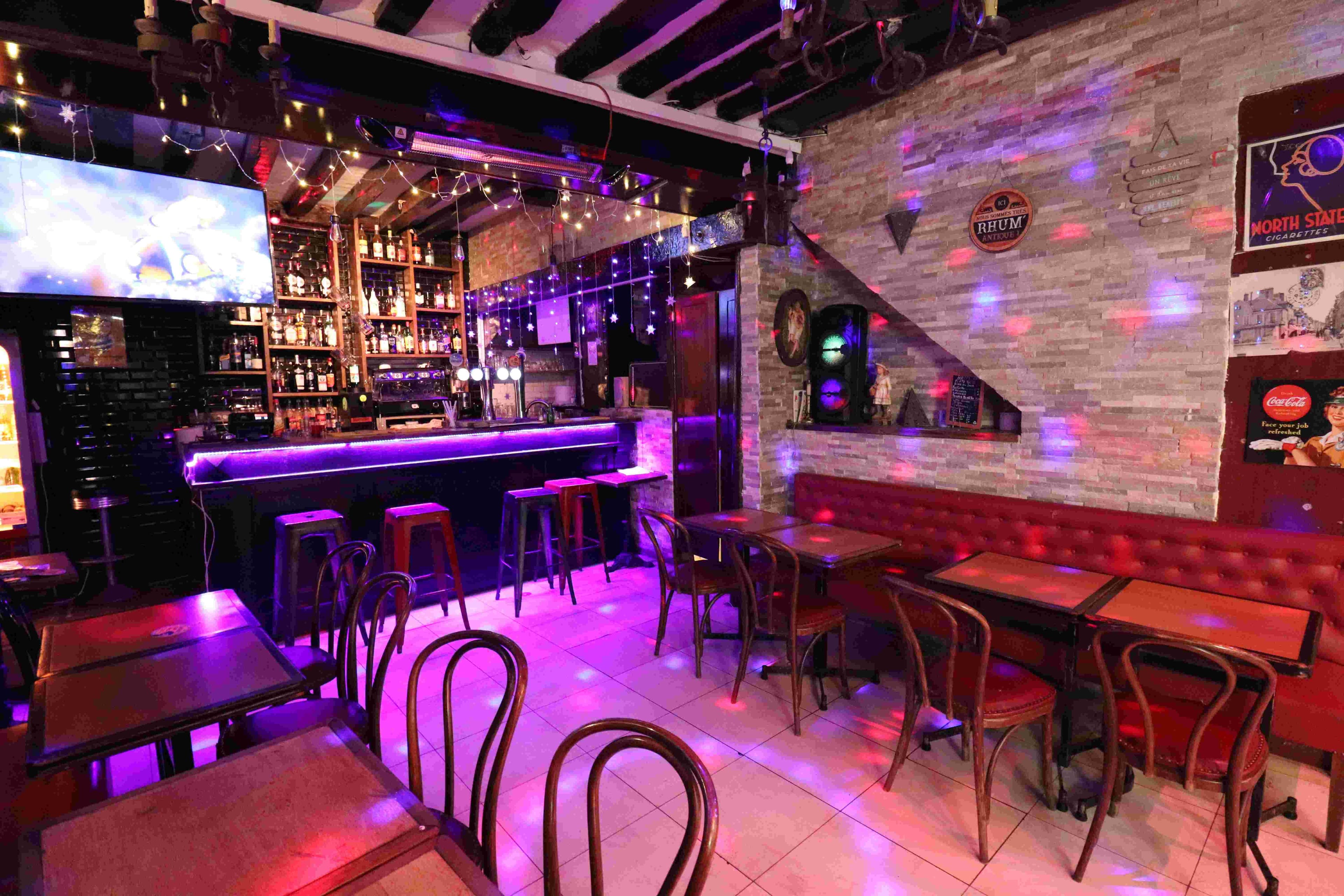 Le Holiday Bar