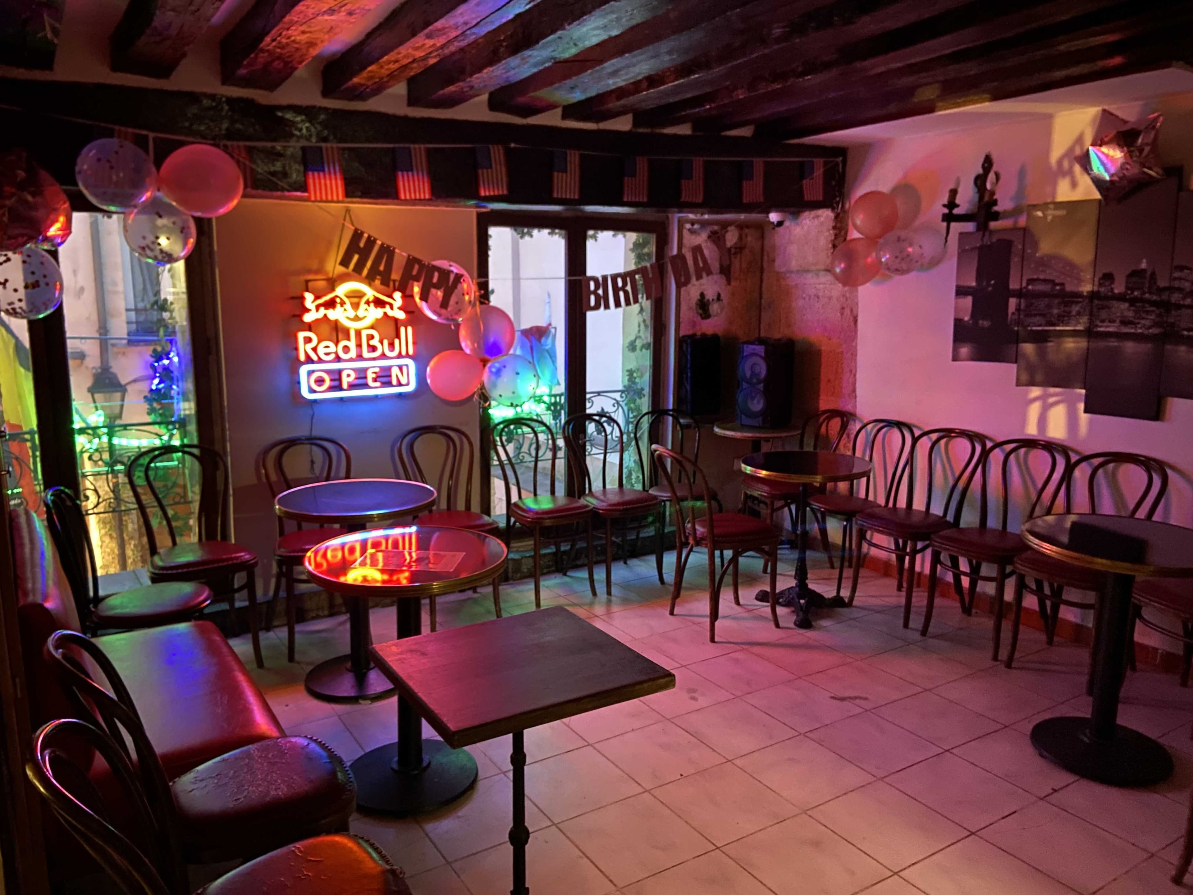Le Holiday Bar