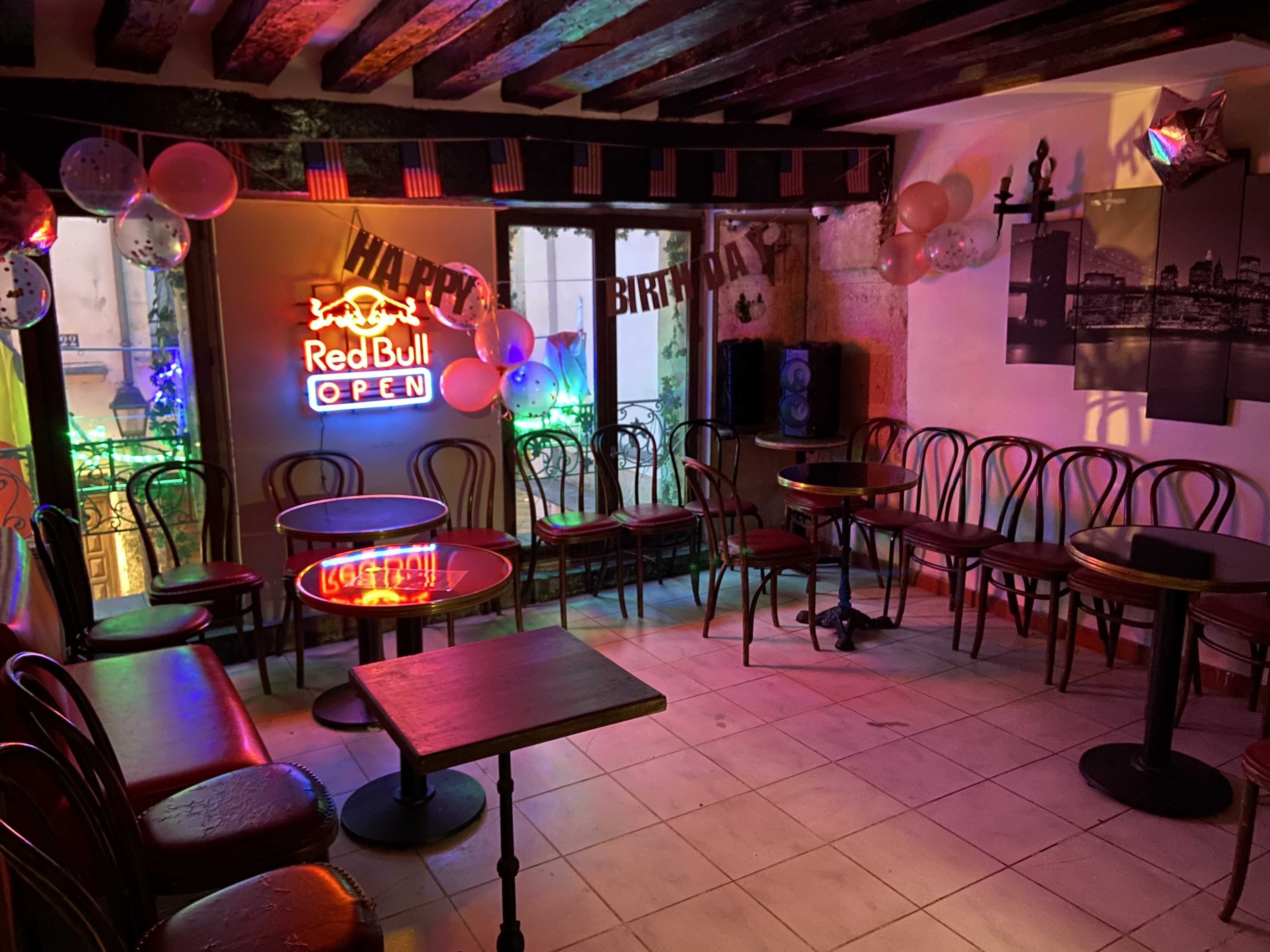Le Holiday Bar