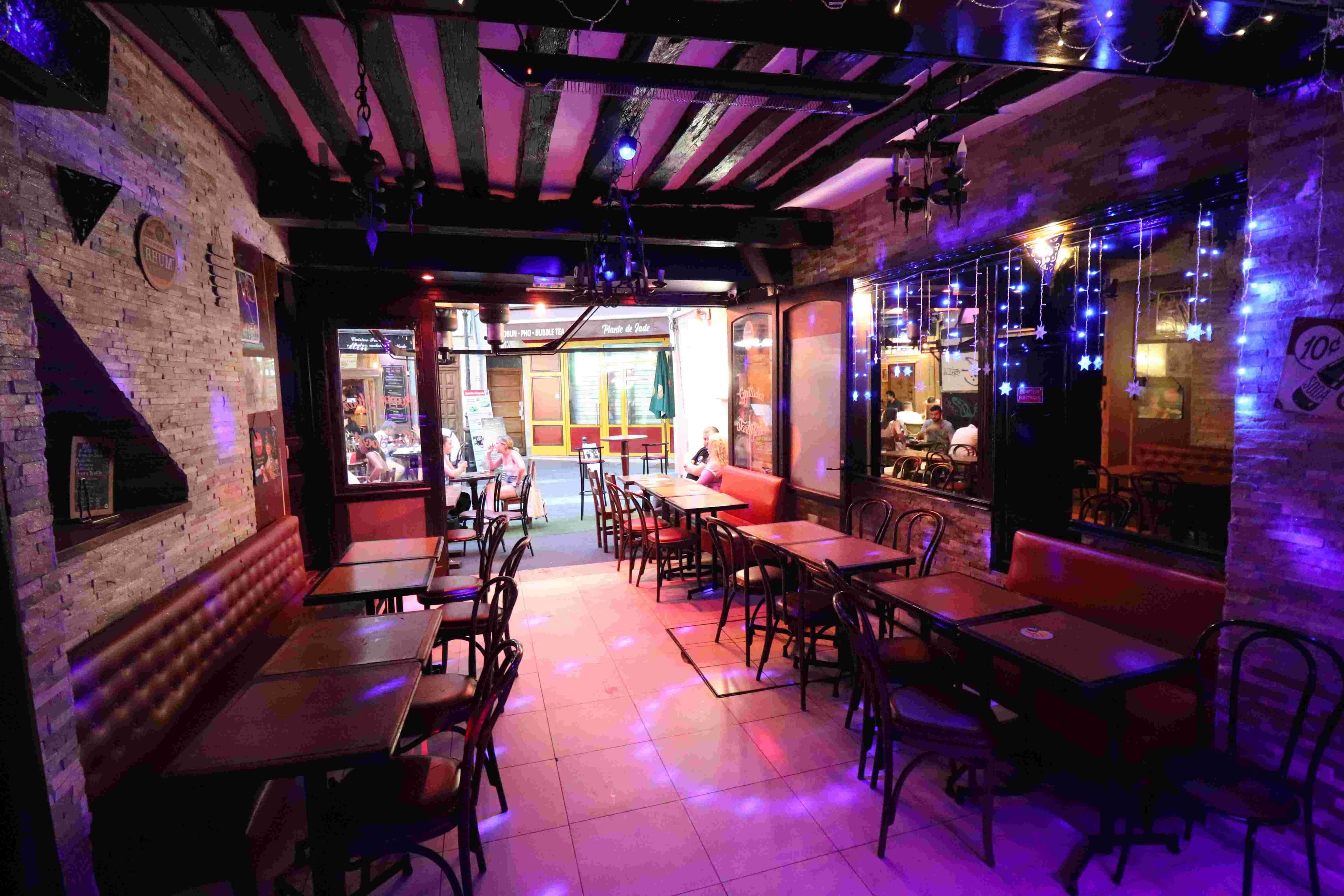 Le Holiday Bar