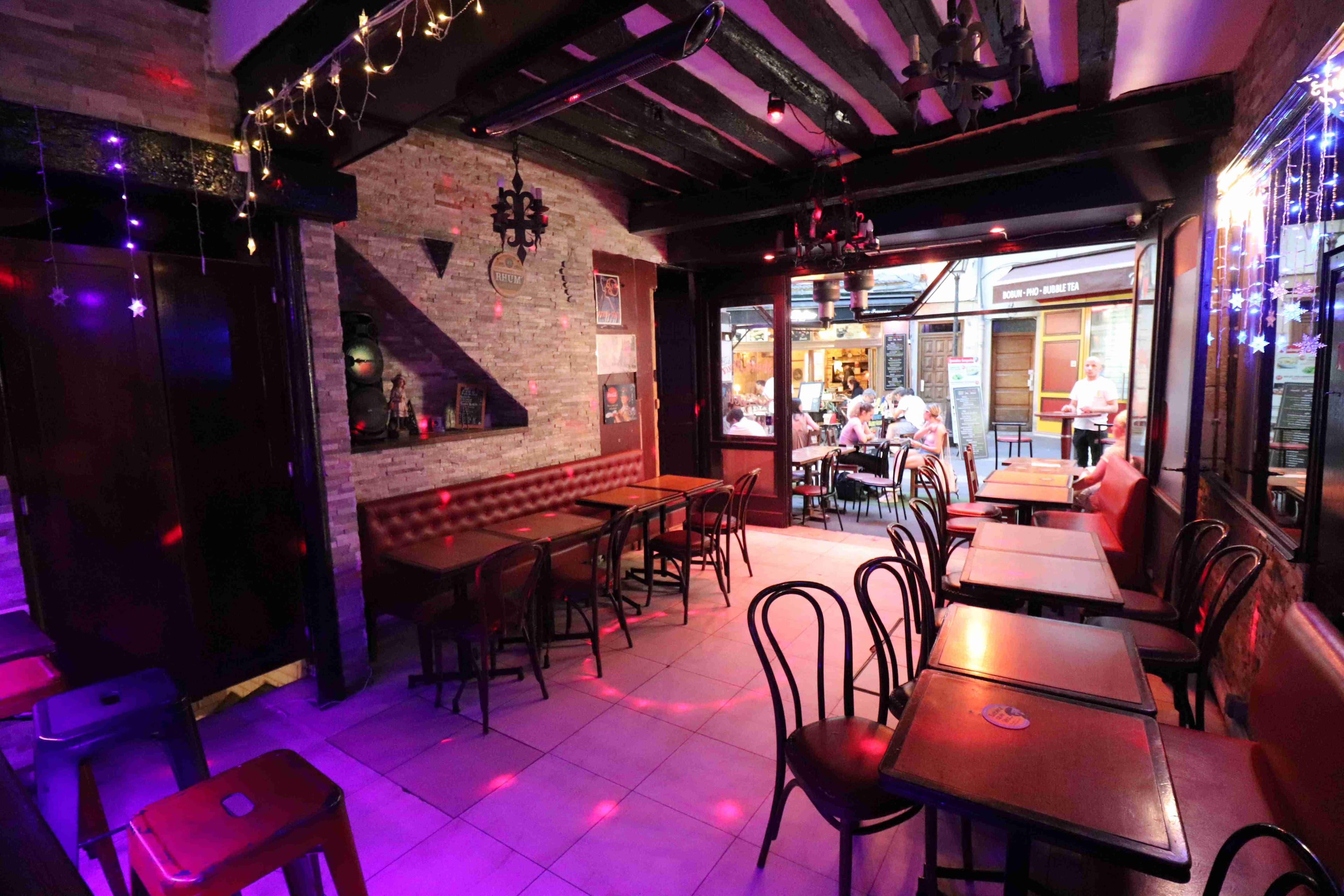Le Holiday Bar