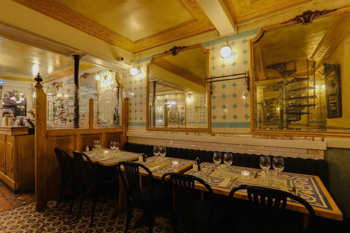 Privatiser l'Arrière Salle