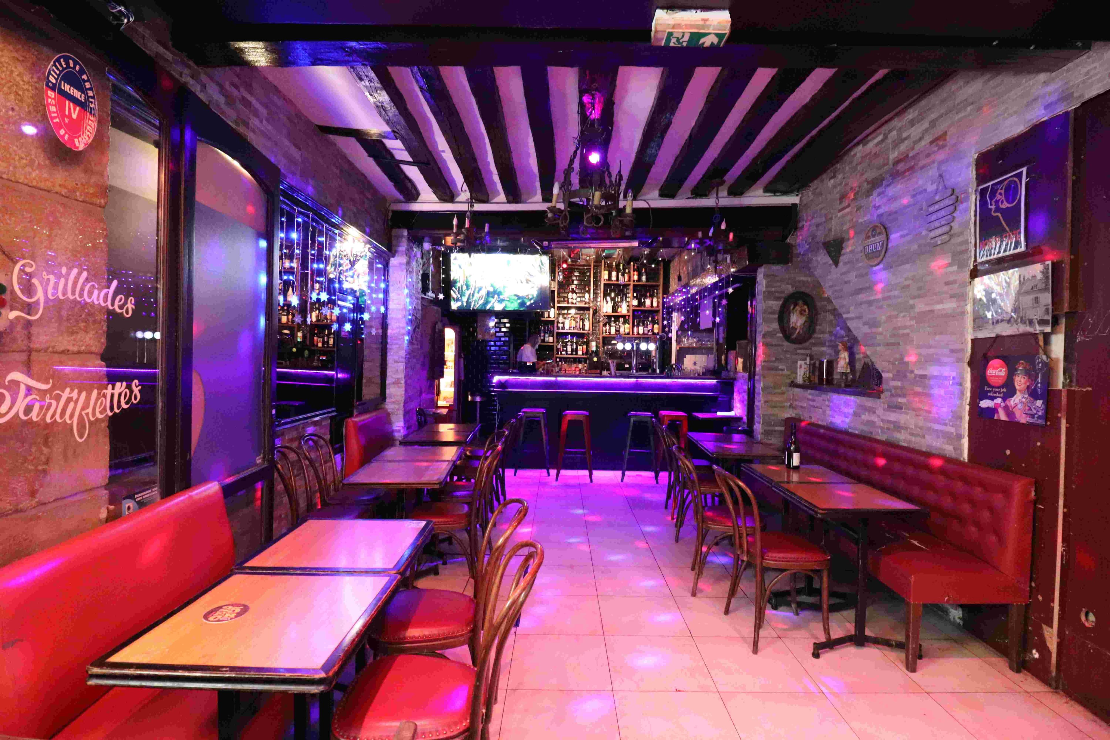 Le Holiday Bar
